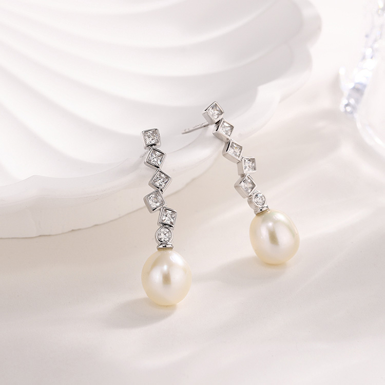 Square-Shaped Diamonds Settings Pearl Earrings - Image 4