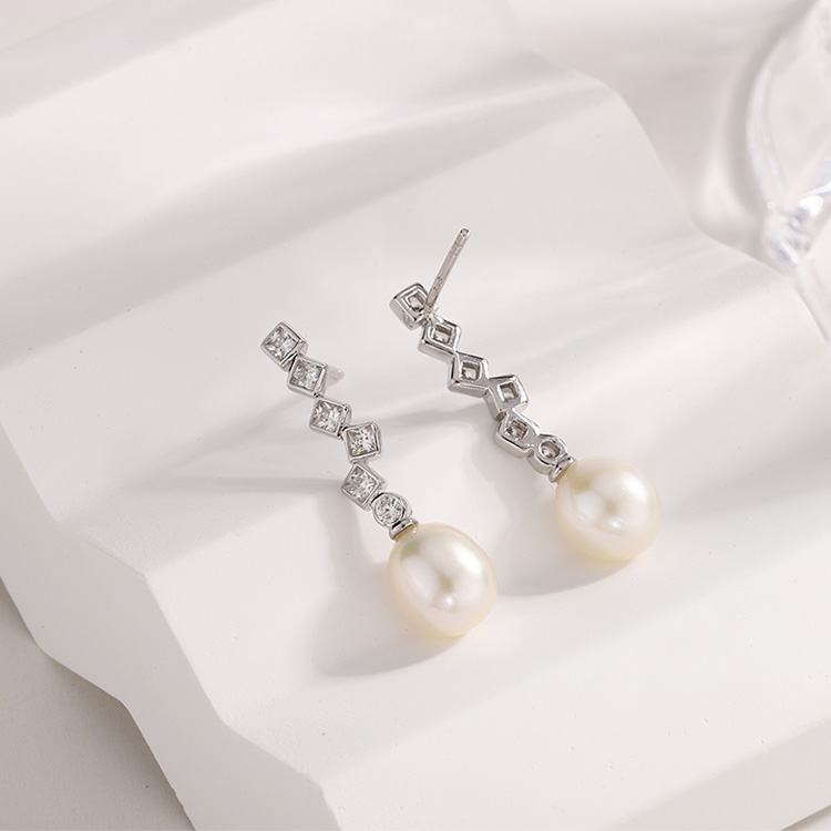 Square-Shaped Diamonds Settings Pearl Earrings - Image 5