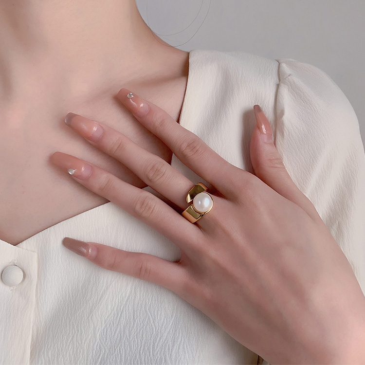 Simple Single Pearl Embellishment Gold Ring - Image 2